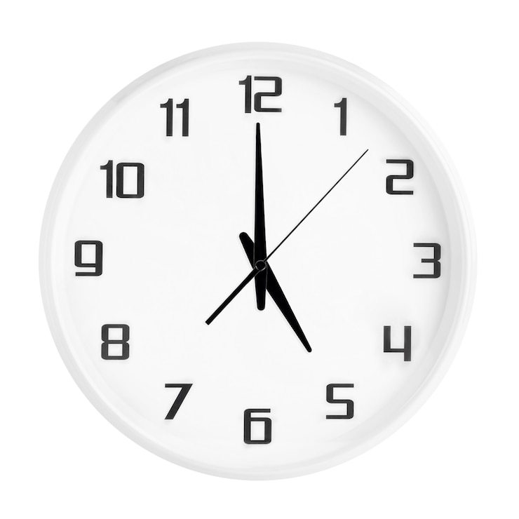 Foto witte ronde bureauklok die vijf uur toont die op wit wordt geïsoleerd. lege witte klok met 17:00 of 05:00 uur