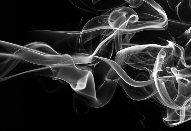 Witte rook abstract op zwarte achtergrond. vuur ontwerp