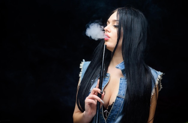 Witte rookwolk Vapen is sexy Nicotineverslaving Aantrekkelijke rondborstige brunette rokend vapenapparaat Meisje vapen Waterpijpbar Elektronische sigaret Mode meisje vapen Ontspannen met waterpijp