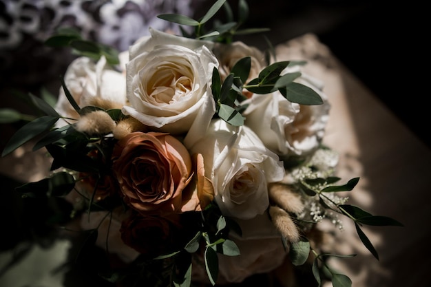 Witte rozen in een bruidsboeket op tafel