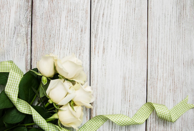 Witte rozen op een houten tafel