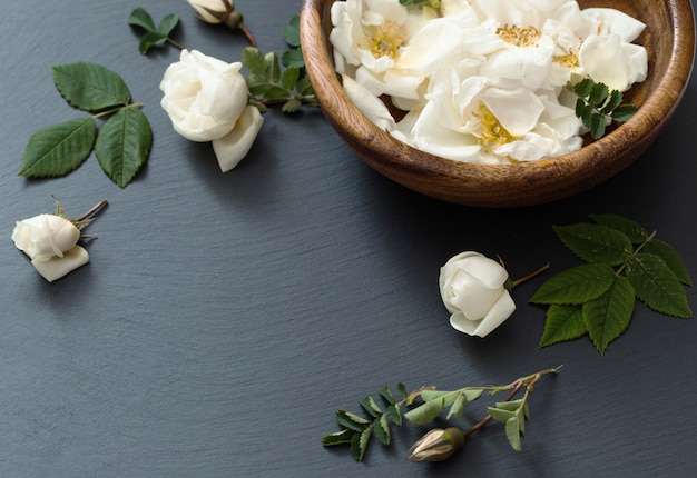 Witte rozen op zwarte stenen achtergrond