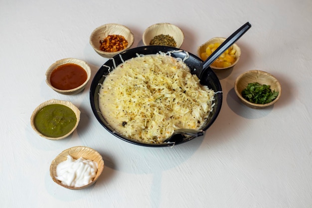 Witte saus pasta met verschillende kruiden ingrediënten op witte achtergrond, macaroni en kaas