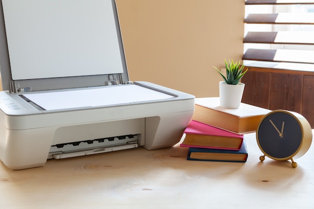 Witte scanner of printermachine op een tafel close-up