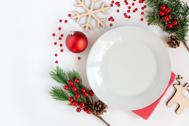 Witte schone ronde plaat, op een witte tafel met kerstversiering