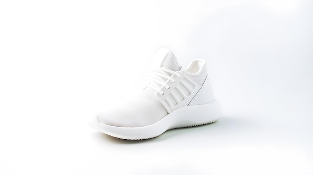 witte sneaker schoen op witte achtergrond