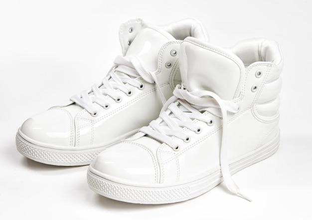 Witte sneakers op witte achtergrond