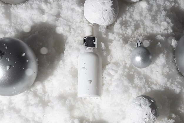 Witte sneeuw achtergrond met levensstijl, cosmetische make-up fles lotion crème product mockup met beauty fashion huidverzorging voor merry christmas festival cadeau