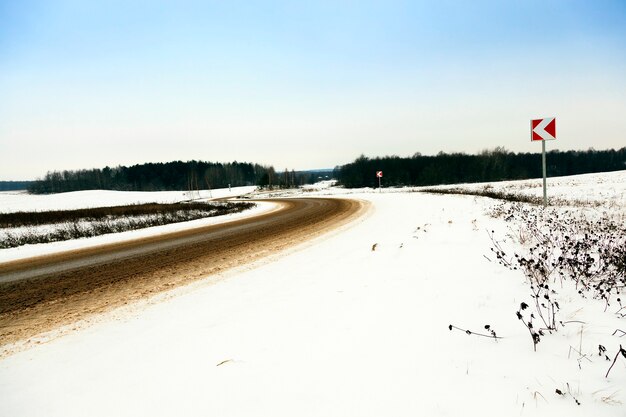 Witte sneeuw die in de winter op de grond ligt