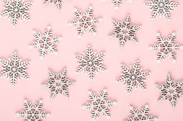 Witte sneeuw kerstversiering op een roze