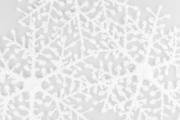 Witte sneeuwvlokken op geïsoleerde op witte achtergrond. Kerst samenstelling. Frame gemaakt van witte sneeuwvlokken op witte achtergrond.