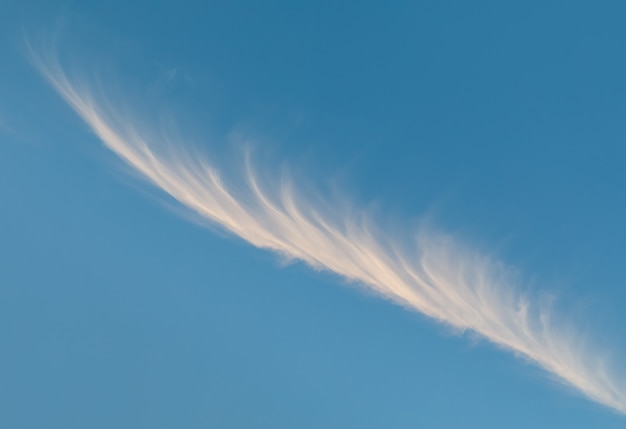 Foto witte spindrift wolken op blauwe hemelachtergrond