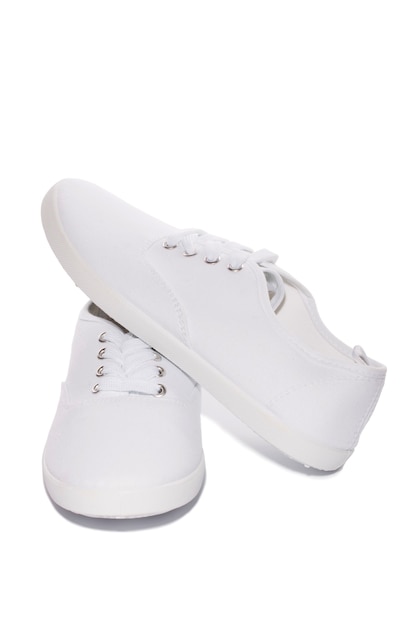 Witte sportschoenen op een witte achtergrond