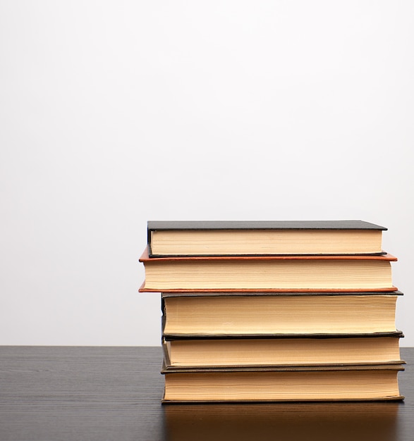 Witte stapel boeken op een zwarte lijst