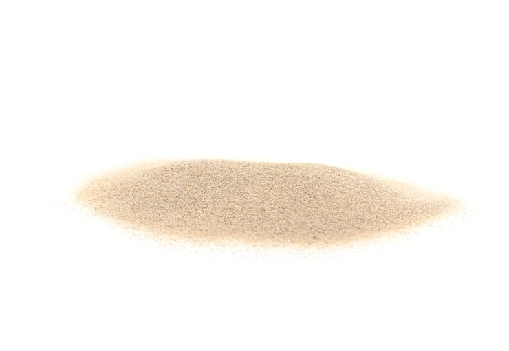 Foto witte stapel zand geïsoleerd op een witte achtergrond, echte malediven zand
