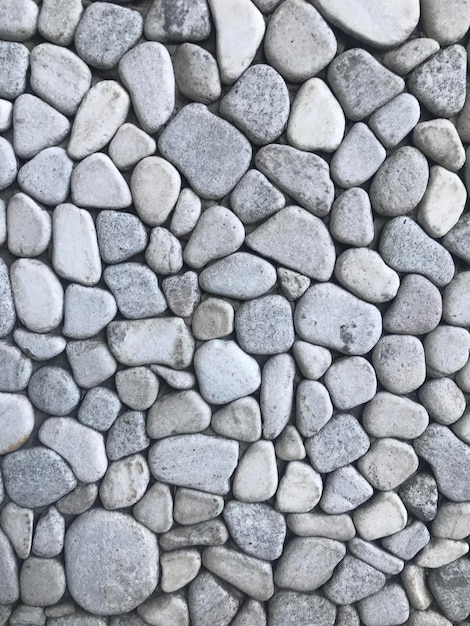 Witte stenen bekleding op een muur