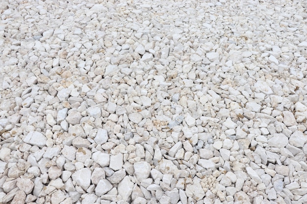 witte stenen op het strand op een zonnige dag