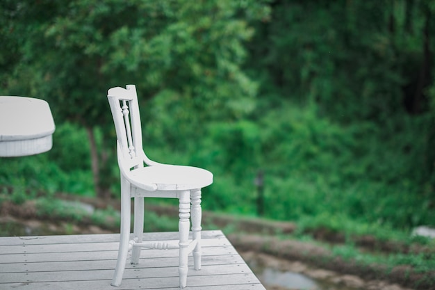 Witte stoel blijf alleen op de houten vloer