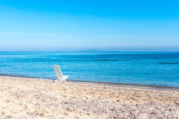 Witte stoel op het strand