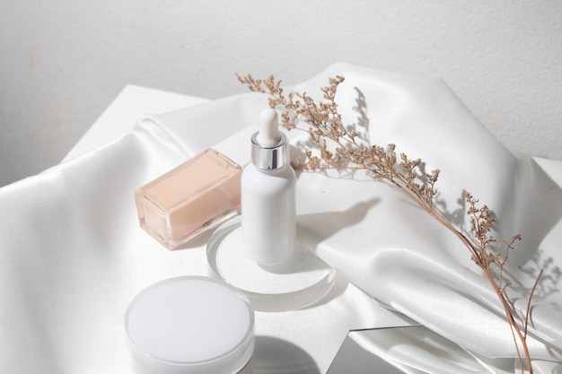 Witte stof textiel achtergrond met levensstijl, cosmetische make-up fles lotion crème product met schoonheid mode huidverzorging gezondheidszorg mockup