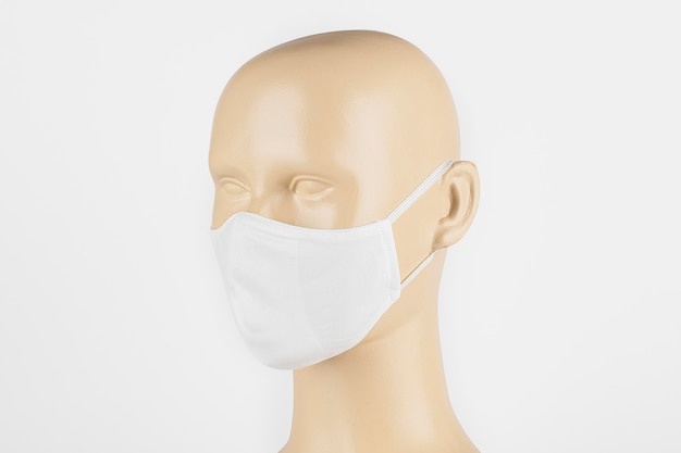 Foto witte stoffen gezichtsmasker op een paspop