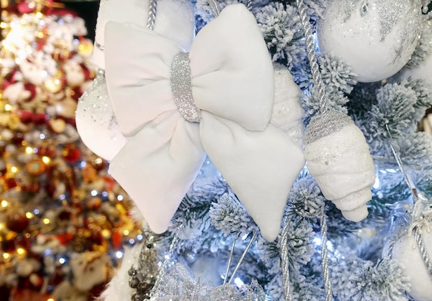 Foto witte strikken en kralen op de kerstboom