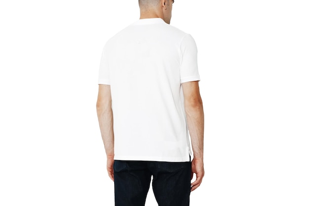 Witte T-shirt op een man lay-out geïsoleerd op een witte achtergrond kopie ruimte