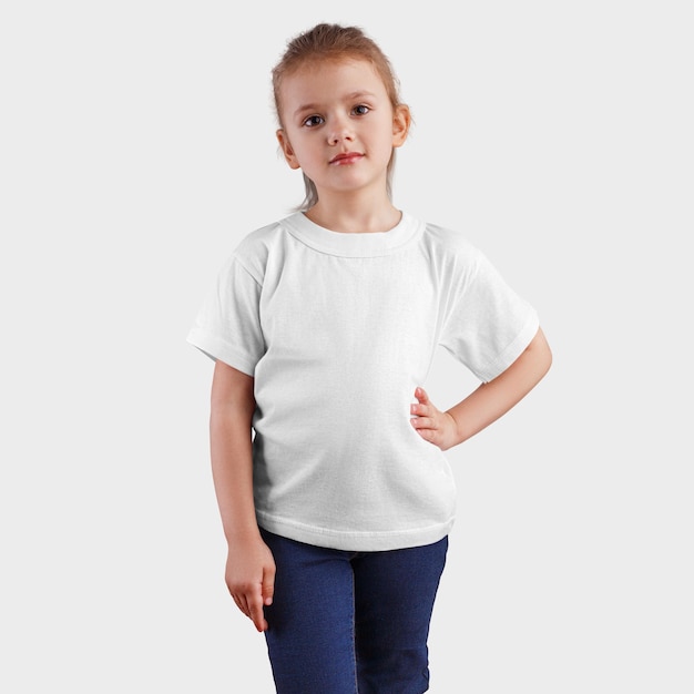 Witte t-shirt op een meisje in spijkerbroek en een hand op de taille lege kleren op een kind