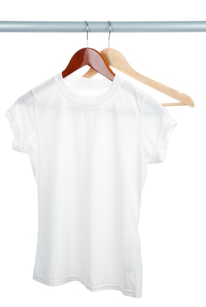 Witte t-shirt op hanger die op wit wordt geïsoleerd