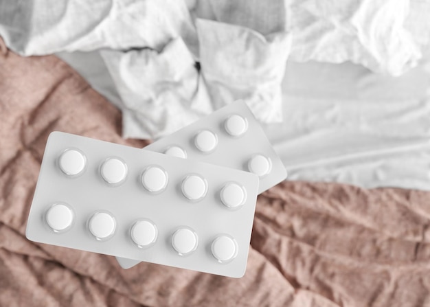 Witte tabletten Geneesmiddelen apotheek Ziek om in bed te blijven Ziekte ziekte gezondheid gezondheidszorg concept Problemen met slapeloosheid verkoudheid of griep covid 19 Pijn hoofdpijn 3D-rendering