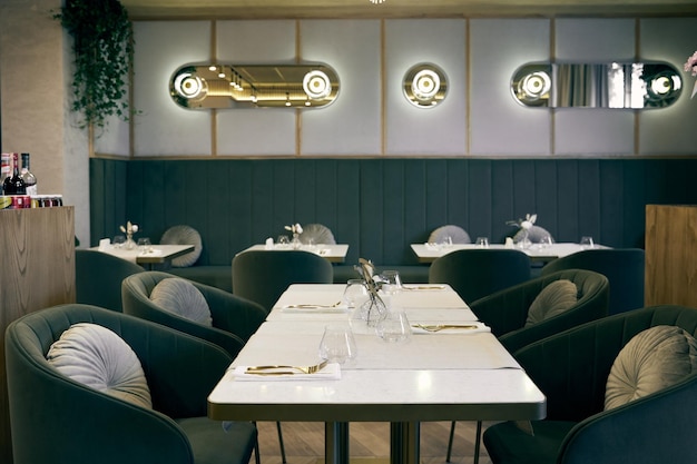 Witte tafel en fauteuils met kussens in restaurant