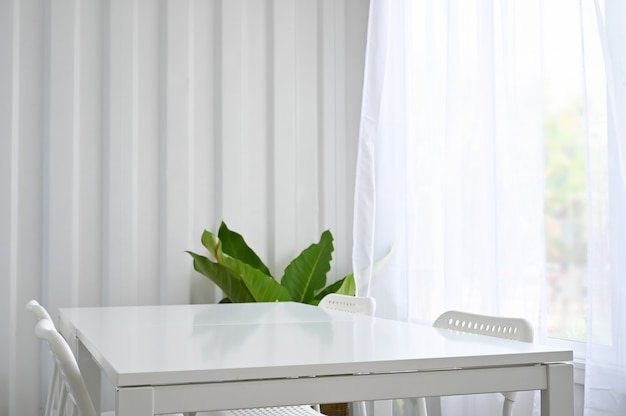 Witte tafel en stoel op de woonkamer.