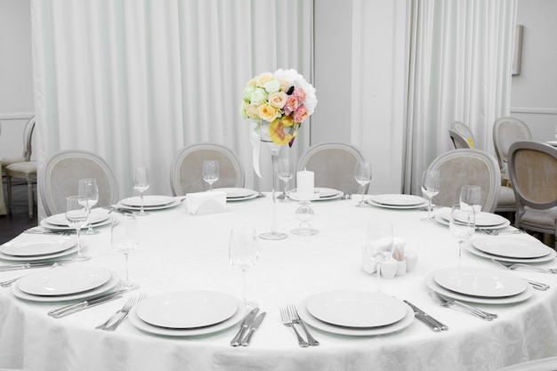 witte tafel geserveerd in restaurant