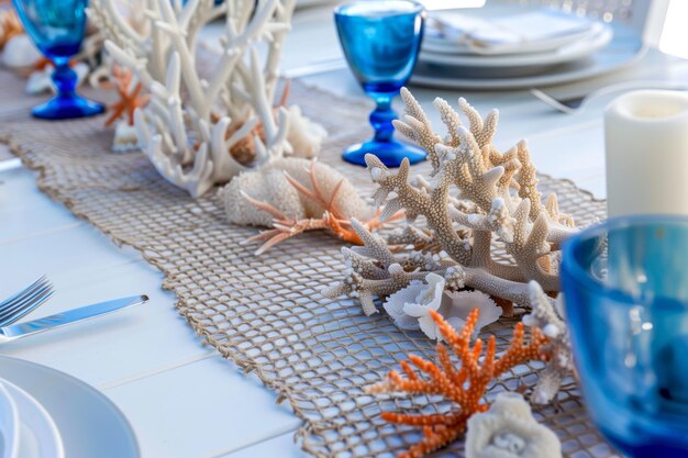 Foto witte tafel met koralen en blauw glas.