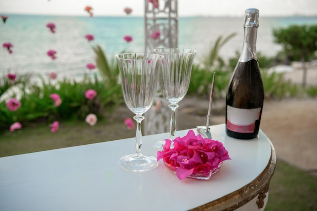 Witte tafel voor een huwelijksceremonie met versieringen aan de kust