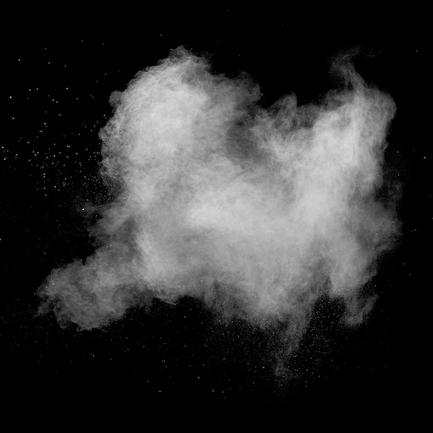 Witte talkpoeder explosie op zwarte achtergrond Witte stofdeeltjes spatten