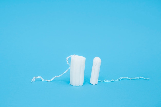 Witte tampons op blauwe achtergrond. Hygiëne van de vrouw