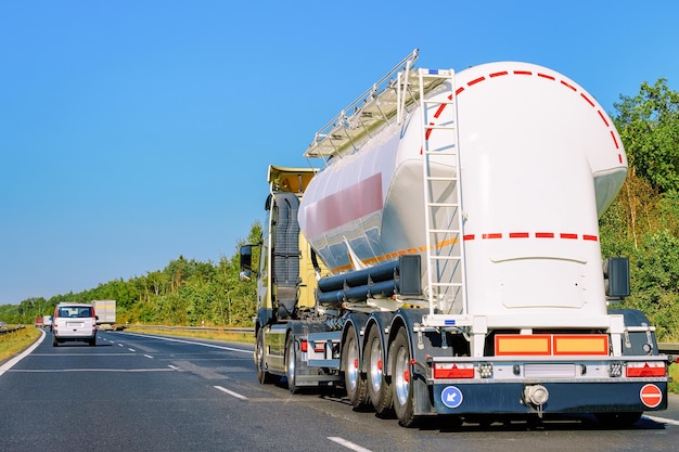 Witte tankwagen op de asfaltweg, Polen. Industrieel bedrijfsconcept.