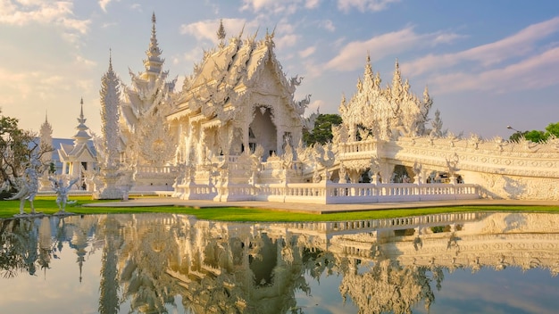 Witte tempel Chiang Rai tijdens zonsondergang uitzicht op Wat Rong Khun of Witte Tempel Chiang Rai Thailand