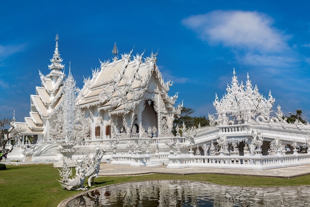 Foto witte tempel in chiang rai, thailand