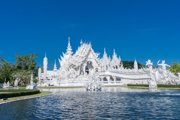 Witte tempelbrug in Chiang Rai in noordelijk Thailand