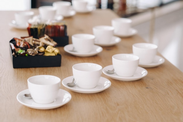 Witte theekopjes met schotel staan op tafel