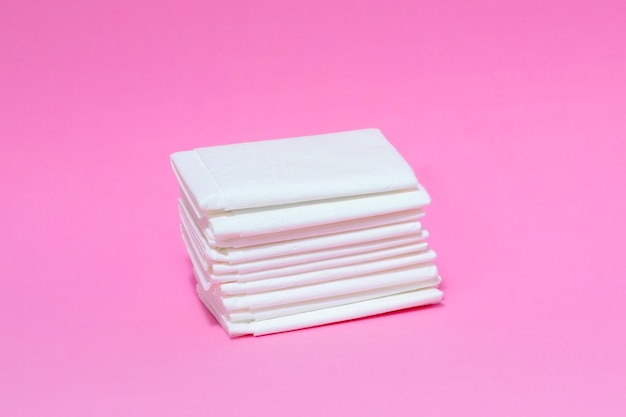 Witte tissues op roze achtergrond