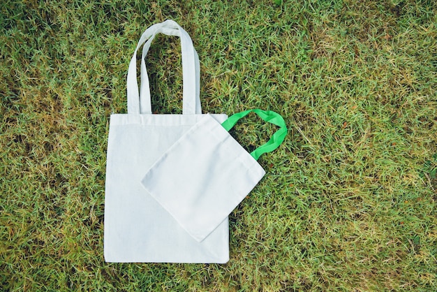 Foto witte tote doek eco tas doek winkelen zak op groen gras