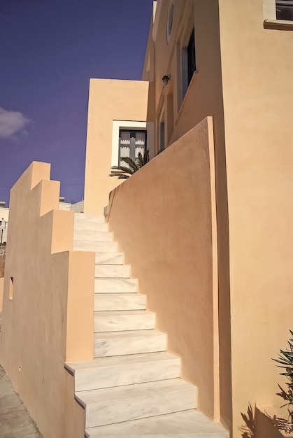 Witte trap bij het traditionele gebouw in Santorini, Griekenland zonnige zomer buiten