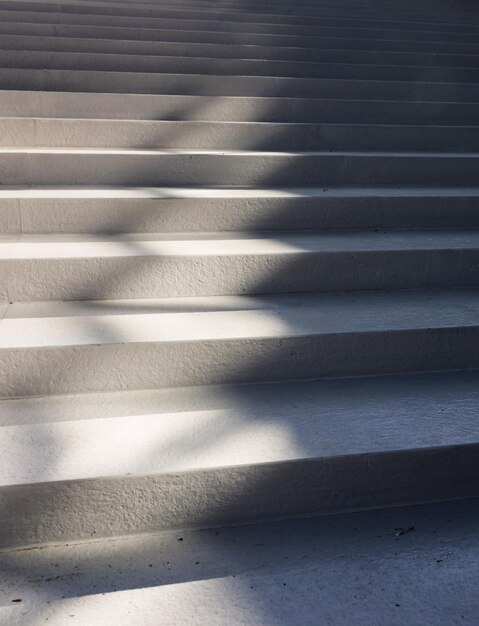 Foto witte trap in licht interieur