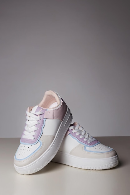 Witte trendy sneakers mode schoenen stilleven gumshoes