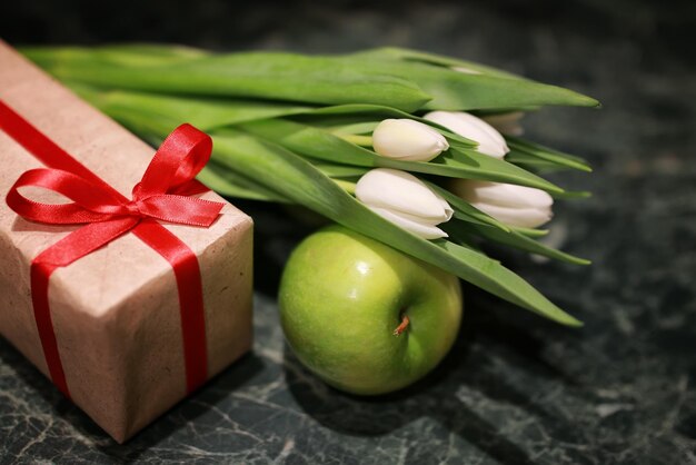 Witte tulp geschenkdoos groene achtergrond