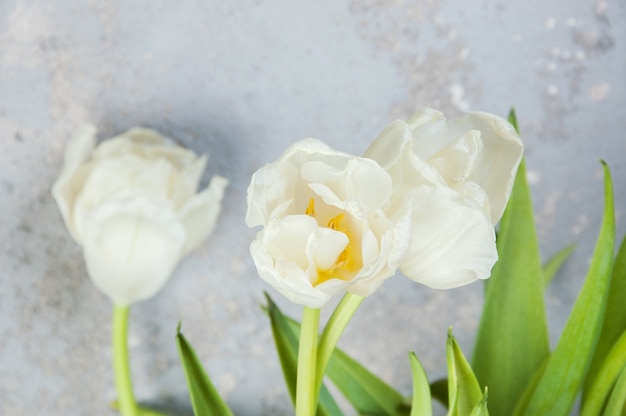 Witte tulpen in oude koperen vaas