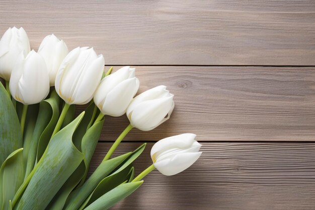 Witte tulpen op houten tafel